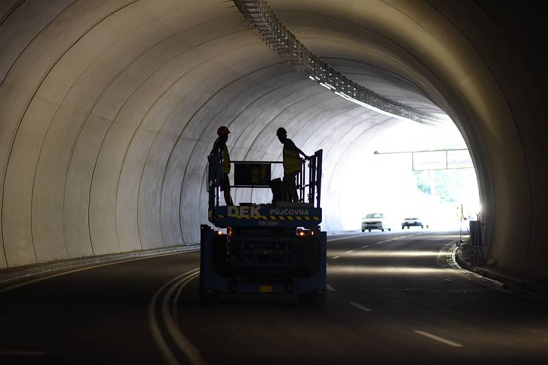 Rekonstrukce Hřebečského tunelu na I/35 jde do finále. Po stavební části přijde na řadu moderní technologie.