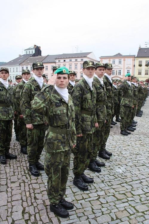 NÁMĚSTÍ V TŘEBOVÉ včera zaplnili studenti  střední vojenské školy.   Do města se  sjeli  jejich rodiče, přátelé a známí, aby se  zúčastnili slavnostního slibu.  Po sborovém „Tak slibujeme“  nad náměstím dvakrát  proletěly bojové vrtulníky.