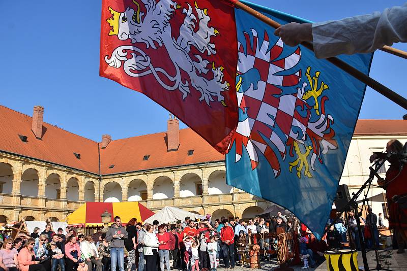 Na zámku v Moravské Třebové začala v sobotu letošní turistická sezona. K vidění byl dobový jarmark, bujaré tanečnice, vystoupil kat a své umění předvedl i fakír.