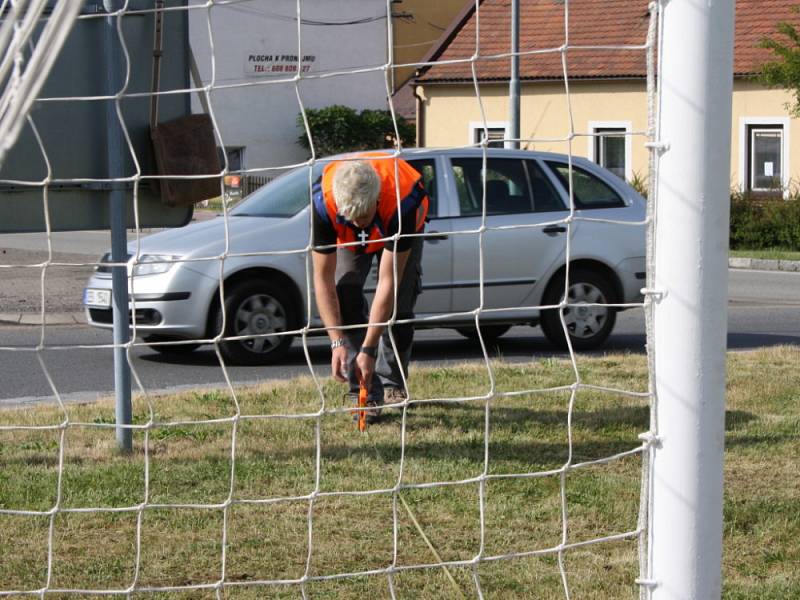 Brána, lajny, dresy...  Travnatý plac uprostřed velkého kruhového objezdu ve Svitavách se ve středu ráno proměnil v část fotbalového hřiště. 