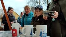 Sousedské setkání u Langerovy vily ve Svitavách vyneslo 62 500 korun pro charitu.