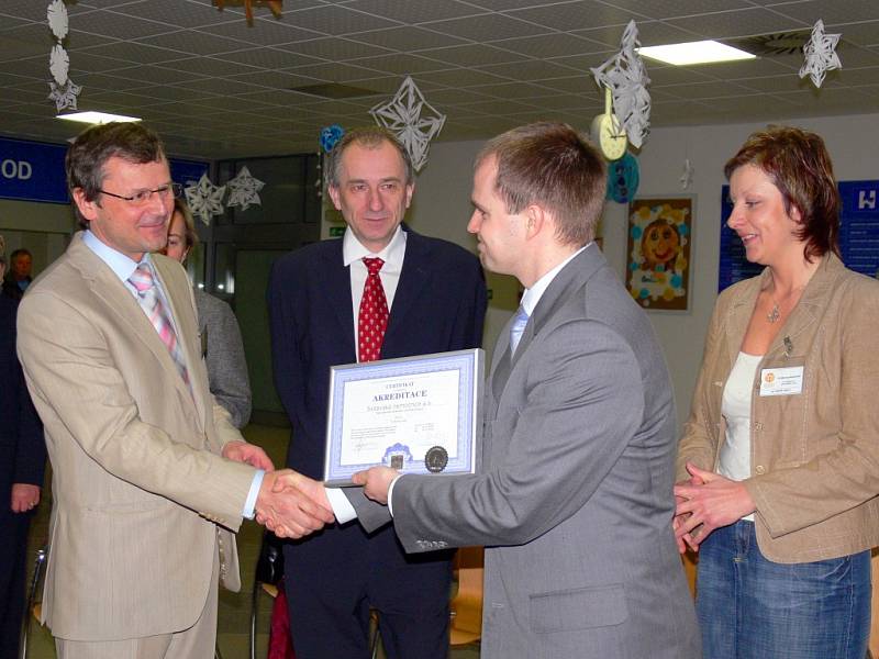 CERTIFIKÁT.  Dva roky práce stojí za akreditací.   Ředitel Pavel Havíř (vlevo) převzal certifikát  od Františka Vlčka.   Lidé doufají,  že se péče v  nemocnici výrazně zlepší.