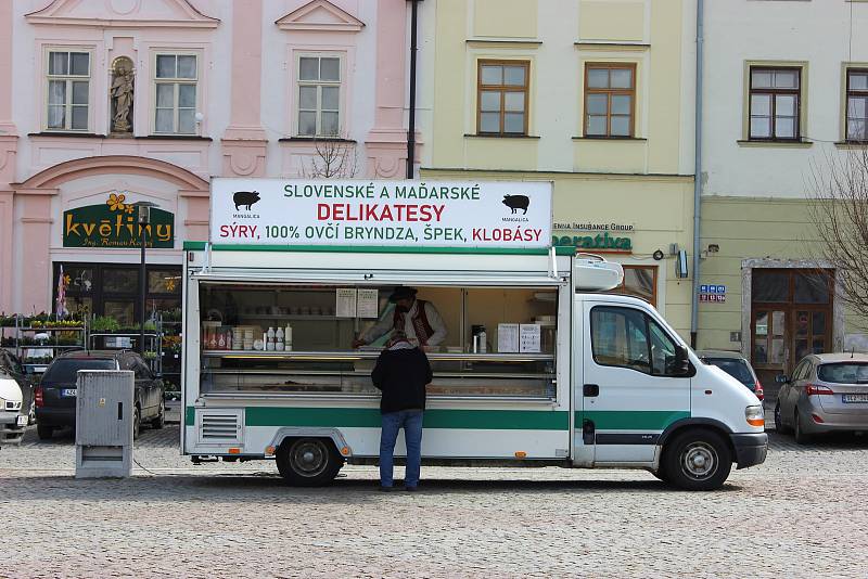 Na náměstí v Moravské Třebové se vrátily v pondělí 12. dubna farmářské trhy. Na základě posledního rozhodnutí Ministerstva zdravotnictví je opět povoleno za splnění stanovených podmínek provozovat trhy farmářských výrobků. V Moravské Třebové bude po celý 