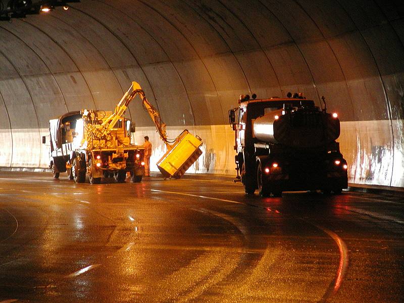 Hřebečský tunel čeká dlouhá uzavírka. Připomeňte si, jak šel čas s tunelem.