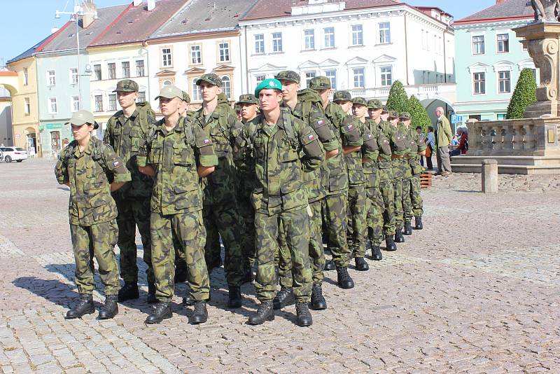 Studenti vojenské školy v Moravské Třebové mají za sebou první dny v kanadách a maskáčích. Ještě nikdo z prváků studium nevzdal.