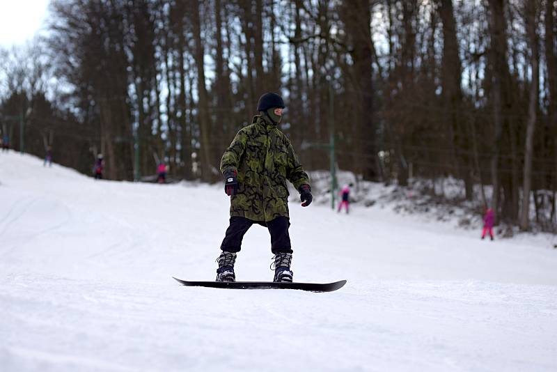 Na sjezdovce v Poličce si lyžaři užívali krásnou sobotu, azuro a prašan.