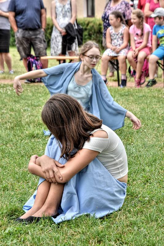 Žáci Základní umělecké školy Dolní Újezd se představili v úterý odpoledne veřejnosti v parku. Akci Zuška žije zahájila vernisáž výtvarného oboru, vystoupili malí muzikanti, zpěváci, divadelníci a tanečnice.