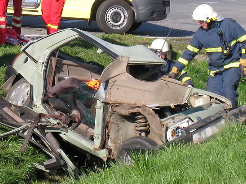 Z favoritu zbyla po strašném nárazu kamionu jen hromada šrotu.