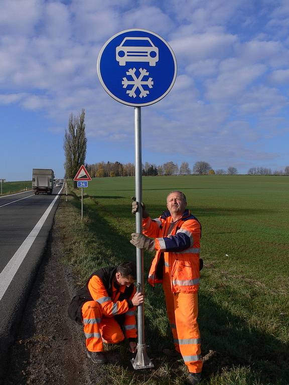 Silničáři instalovali u vendolského kopce novou značku Zimní výbava