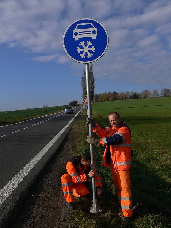 Silničáři instalovali u vendolského kopce novou značku Zimní výbava