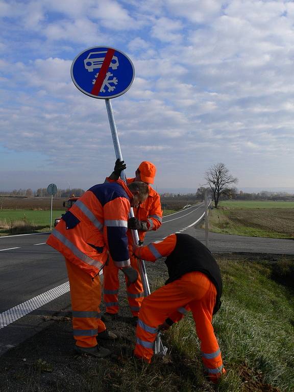 Silničáři instalovali u vendolského kopce novou značku Zimní výbava