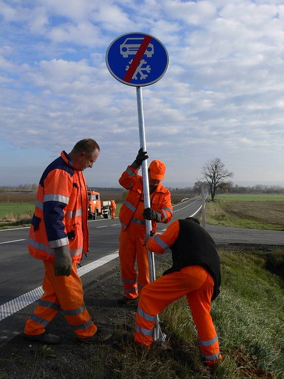 Silničáři instalovali u vendolského kopce novou značku Zimní výbava