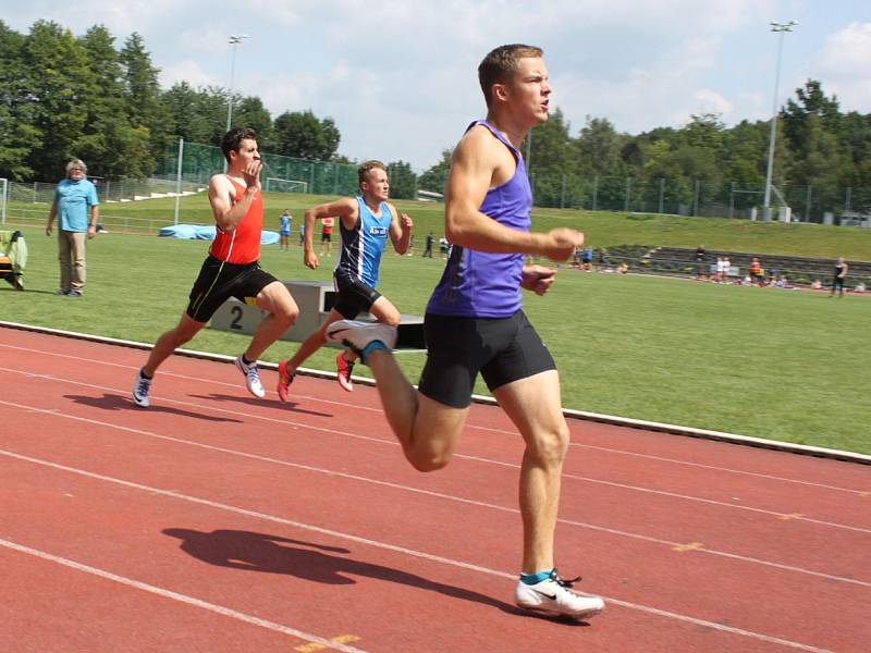 Atletika na stadionu Černá hora obrazem.