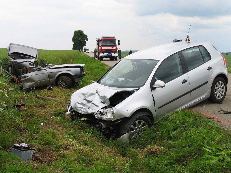 Z BMW zbyla po nárazu jen hromada šrotu.