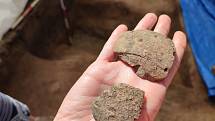 Archeologové zkoumají na poli u Litomyšle unikátní rondel. Našli tu i úlomky keramiky nebo sekeromlat