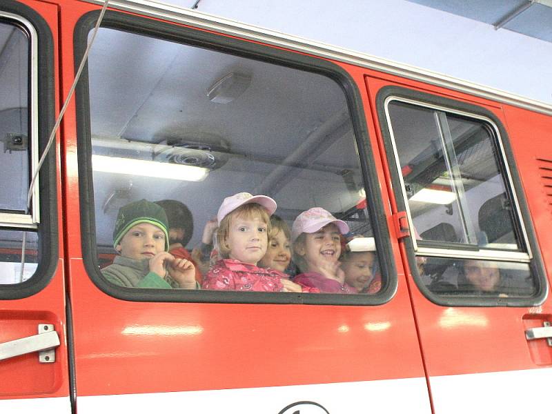 Lidé se ve středu podívali k hasičům, na policii a ke strážníkům. Nahlédli také pod ruce záchranářů.