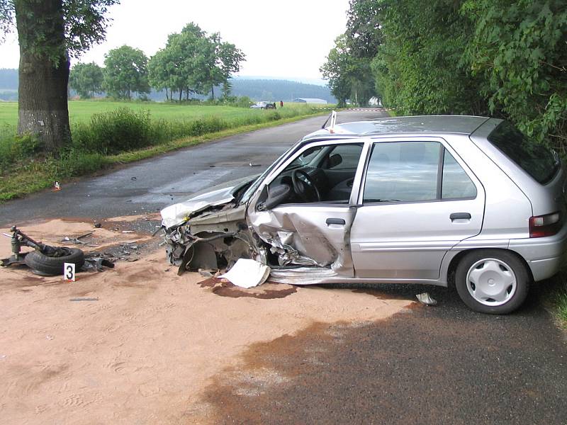 Čelní srážka vozidel u Poličky.