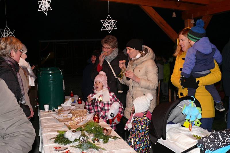 NA ŠKOLNÍ ZAHRADĚ se sešli lidé ve čtvrtek v Morašicích, aby si zkrátili čekání na Vánoce.