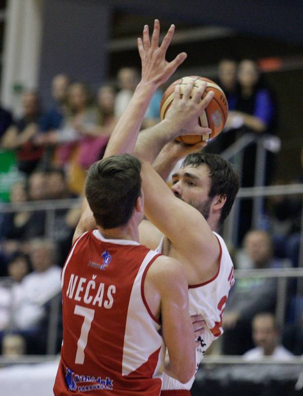 4. čtvrtfinále basketbalové NBL Svitavy - Pardubice (62:70).