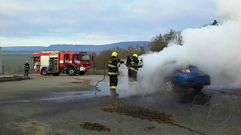 Hořící automobil u bioplynové stanice v Kunčině hasili ve čtvrtek ráno po sedmé hodině hasiči z Moravské Třebové.