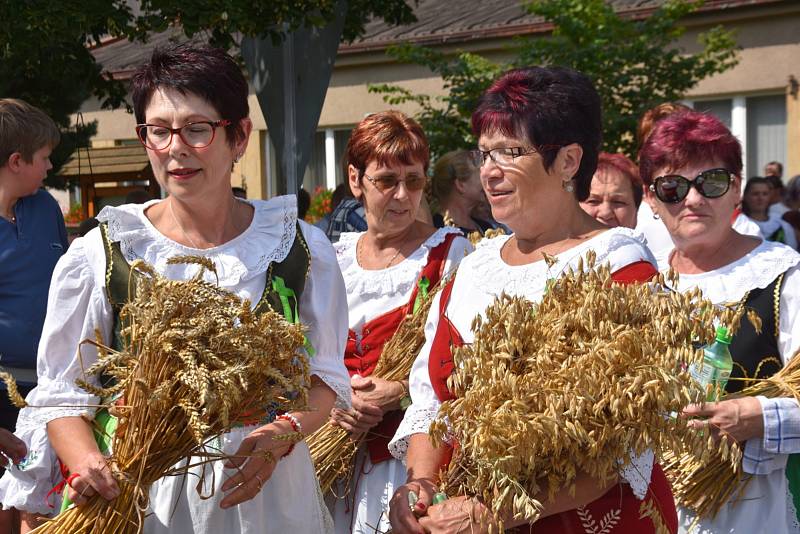 TRSTĚNICE slavila o víkendu dožínky.