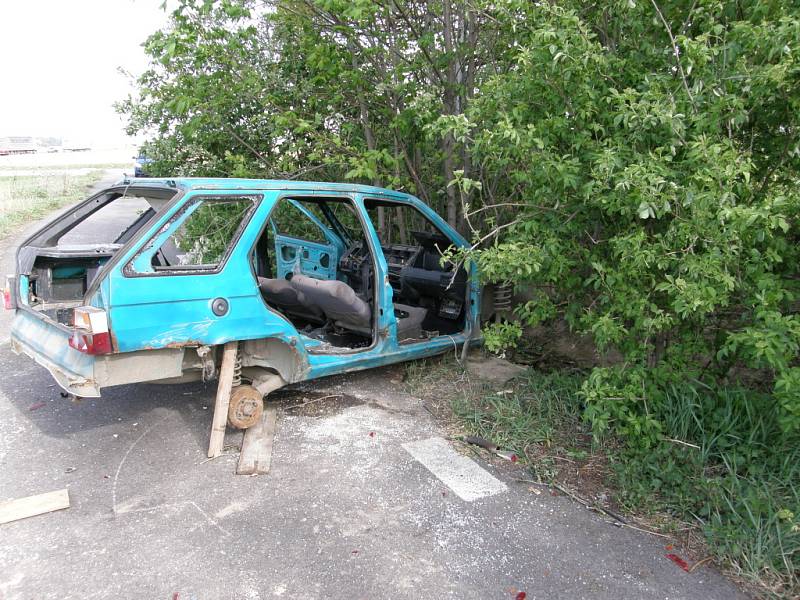 Vrak automobilu v Janově.