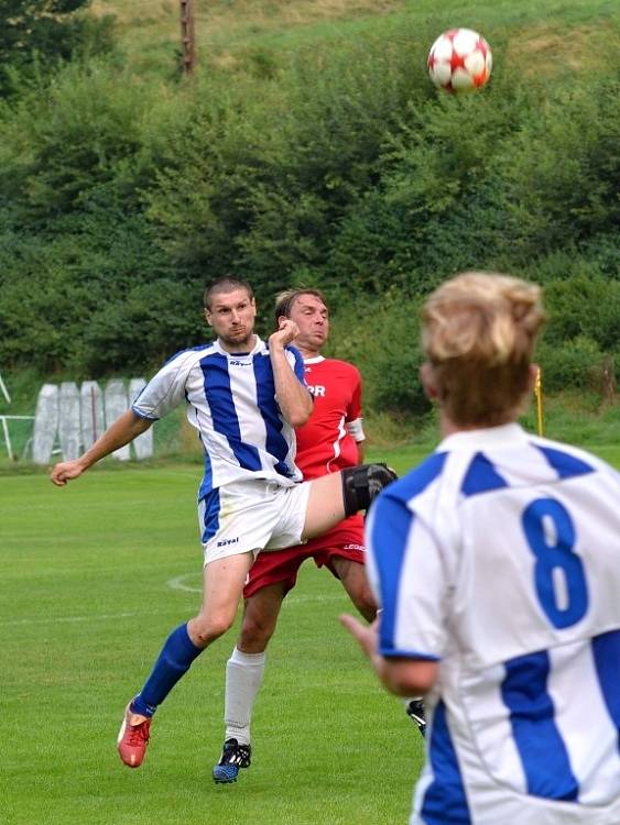 FOTBALISTÉ Dolního Újezdu si poradili s odvěkými rivaly z Morašic (hosté s pruhy) a mohou se těšit na další pohárové dějství. 