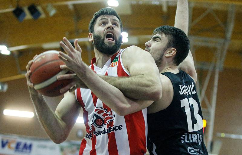 Basketbalové utkání čtvrtfinále Alpe Adria Cupu mezi BK JIP Pardubice (v bíločerném) a Nutrispoint Ilirija (v černém) v pardubické hale na Dašické.