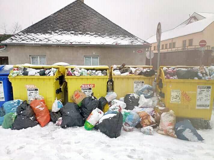 Kontejnery na papír v centru Moravské Třebové