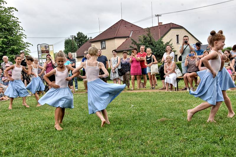 Žáci Základní umělecké školy Dolní Újezd se představili v úterý odpoledne veřejnosti v parku. Akci Zuška žije zahájila vernisáž výtvarného oboru, vystoupili malí muzikanti, zpěváci, divadelníci a tanečnice.