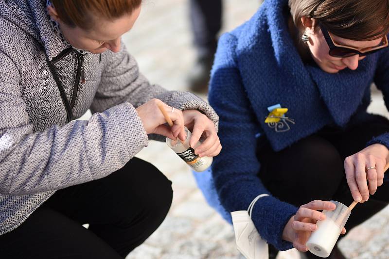 Desítky lidí v Litomyšli se sešly v neděli odpoledne na zámeckém návrší při Modlitbě za Ukrajinu.