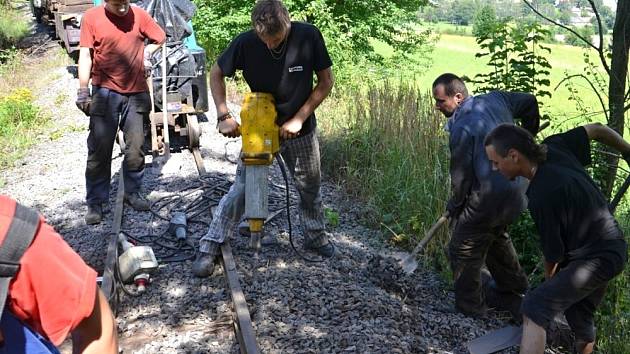 DOBROVOLNÍCI pomáhají v Mladějově s renovací historické úzkorozchodné železnice. 