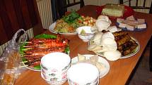 Obchodníci si pochutnali na tradičních vietnamských jídlech.