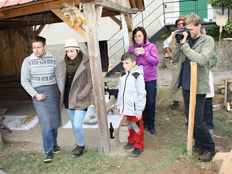 Spolek archaických nadšenců pořádal Den pravěkých řemesel v Sebranicích