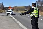 دو پلیس ، دو سرباز.  آنها در جاده I / 34 در Borova نزدیک Polichki گشت می زنند و رانندگانی را که به محله Svitavi در مسیر Hlinsko می آیند بررسی می کنند.