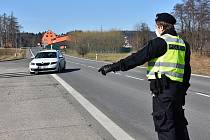 Dva policisté, dva vojáci. Hlídkují u silnice I/34 v Borové u Poličky a kontrolují řidiče, kteří přijíždějí do svitavského okresu ve směru od Hlinska.