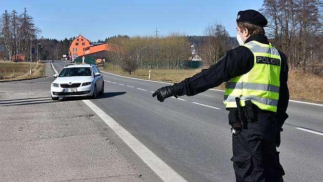 Dva policisté, dva vojáci. Hlídkují u silnice I/34 v Borové u Poličky a kontrolují řidiče, kteří přijíždějí do svitavského okresu ve směru od Hlinska.