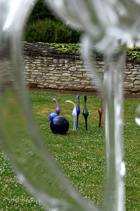 Významný český sklář Jiří Pačinek vystavuje svá díla v Litomyšli u zámku i hotelu Aplaus.