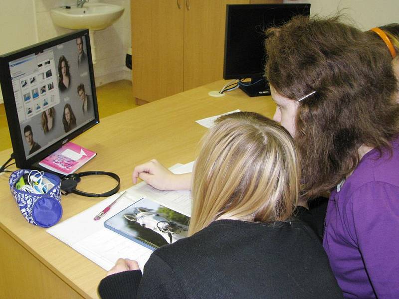 Žáci z březovské základní školy si na vlastní kůži vyzkoušeli práci redaktorů. Natočili několik reportáží, zpovídali obyvatele města a připravili rozhlasové vysílání.