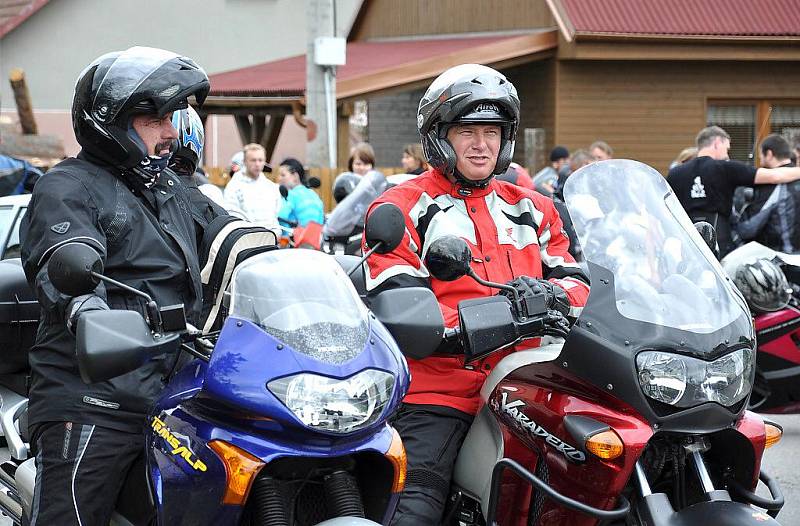 Desítky motorkářů se sešly v Janově.Společně se vydaly do Lanškrouna za farářem Zbigniewem Czendlikem pro požehnání.