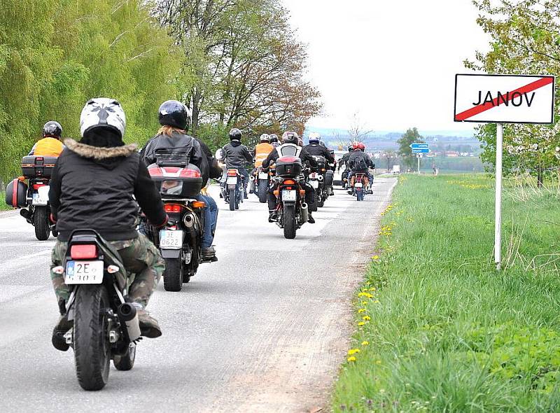 Desítky motorkářů se sešly v Janově.Společně se vydaly do Lanškrouna za farářem Zbigniewem Czendlikem pro požehnání.