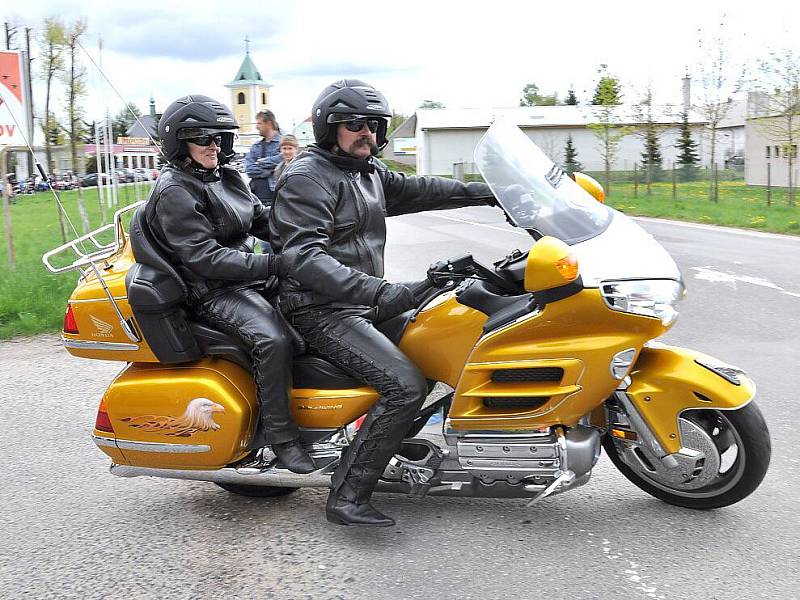 Desítky motorkářů se sešly v Janově.Společně se vydaly do Lanškrouna za farářem Zbigniewem Czendlikem pro požehnání.