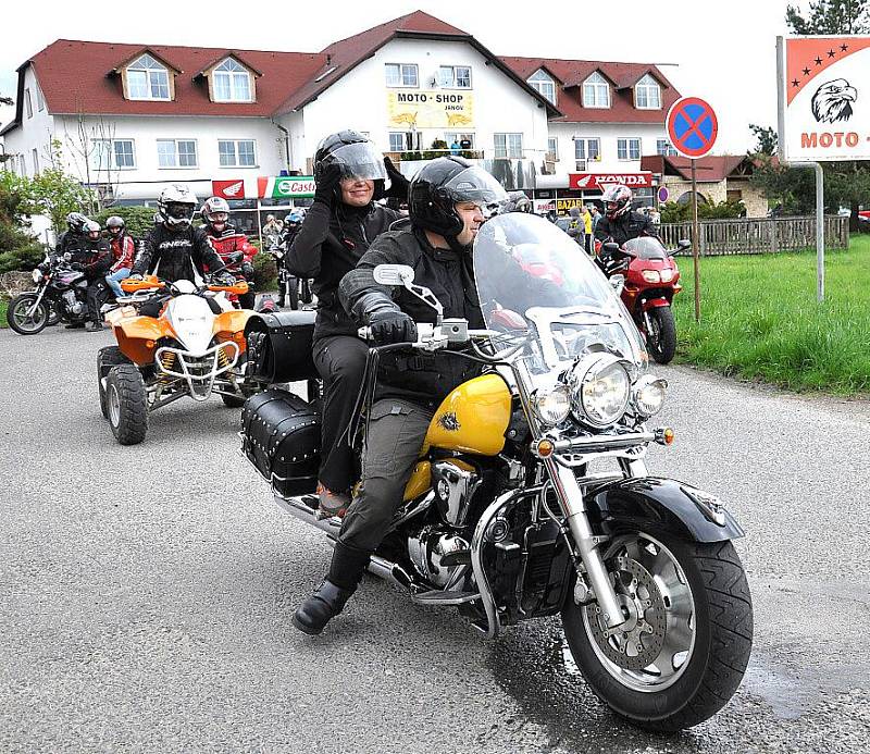 Desítky motorkářů se sešly v Janově.Společně se vydaly do Lanškrouna za farářem Zbigniewem Czendlikem pro požehnání.