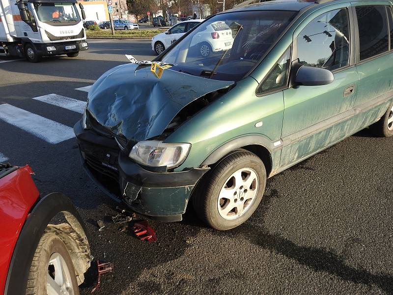 Nehoda dvou osobních automobilů v Litomyšli na světelné křižovatce.