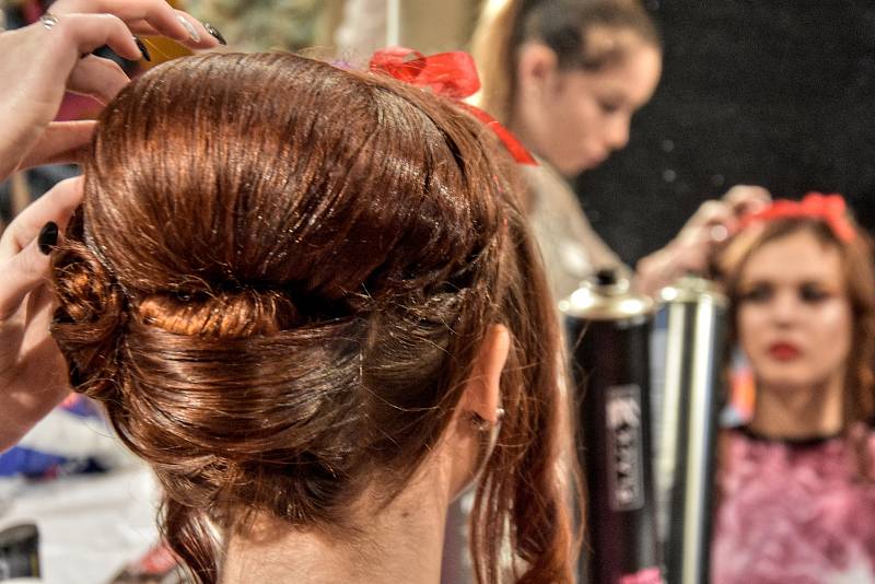 Budoucí kadeřnice se na školní soutěži v Poličce vydaly do pohádky.