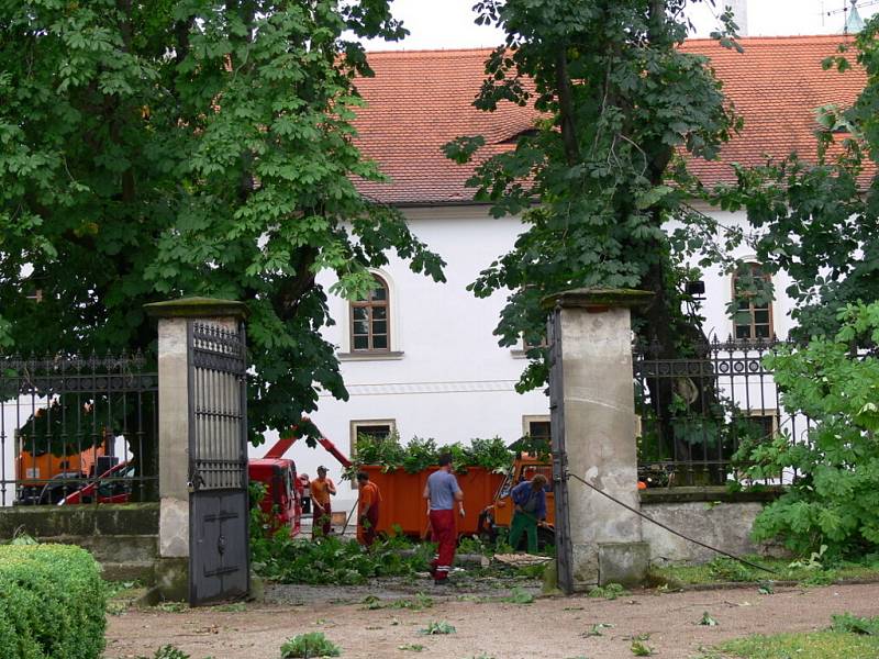 Bouřka likvidovala i zámecké nádvoří