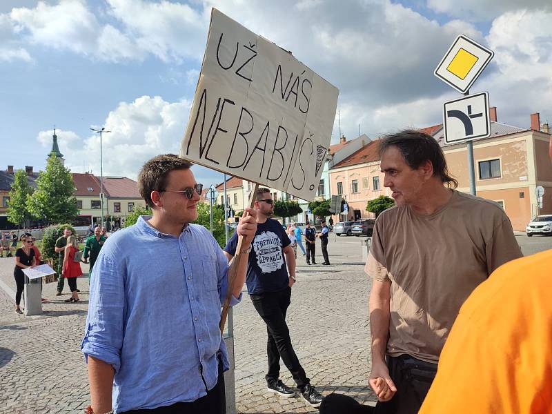 Na Andreje Babiše, Alenu Schilerovou a Karla Havlíčka čekali v Jevíčku jeho příznivci i odpůrci.