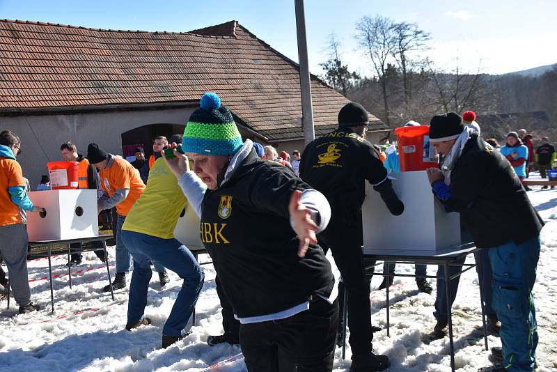 HRY BEZ KATASTRU hostila v sobotu Budislav. Pořadatele sice nemile překvapilo poněkud jarní počasí, ale trochu sněhu nakonec u kulturního domu zachránili. Tradiční oheň her přijel zapálit samotný rytíř Toulovec na koni a pak už začaly soutěže plné recese.