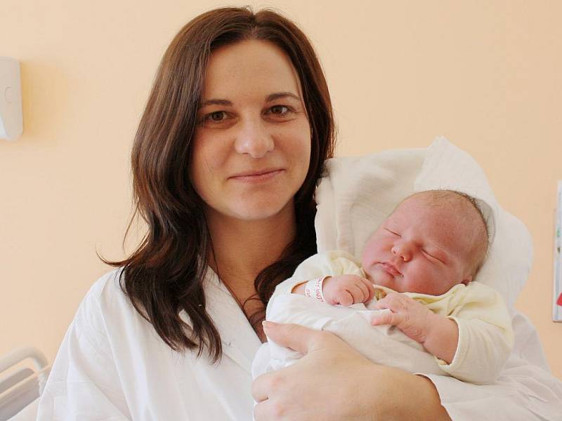 LINDA KOLOMÁ. Dcerka Aleny a Iva z Krasíkova si poprvé zakřičela 19. dubna v 17.28 hodin ve svitavské porodnici. Měřila 53 centimetrů a vážila 4,25 kilogramu. Doma si bude se setřičkou hrát osmiletá Tina.   