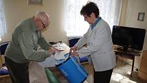 V Poličce volili obyvatelé domova důchodců. Přišli za nimi členové komise s přenosnou volební urnou.